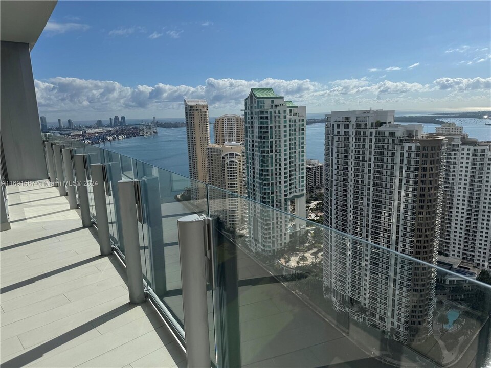 300 Biscayne Blvd in Miami, FL - Building Photo