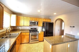 401 Pine Haven St in Las Vegas, NV - Foto de edificio - Building Photo