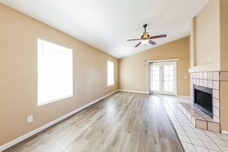 8015 W Laurel Ln in Peoria, AZ - Foto de edificio - Building Photo
