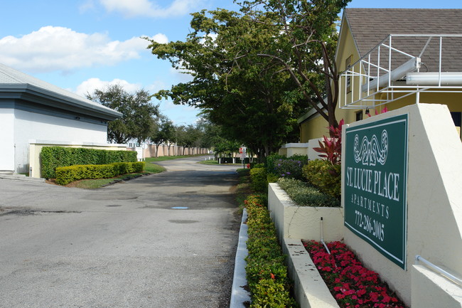 Ocean Pointe in Stuart, FL - Foto de edificio - Building Photo