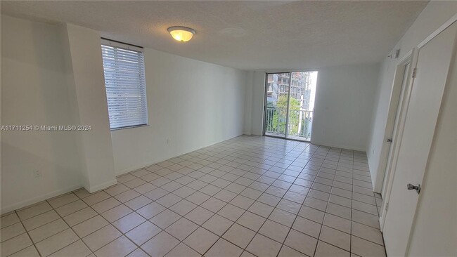 126 SW 17th Rd, Unit 507 in Miami, FL - Building Photo - Building Photo