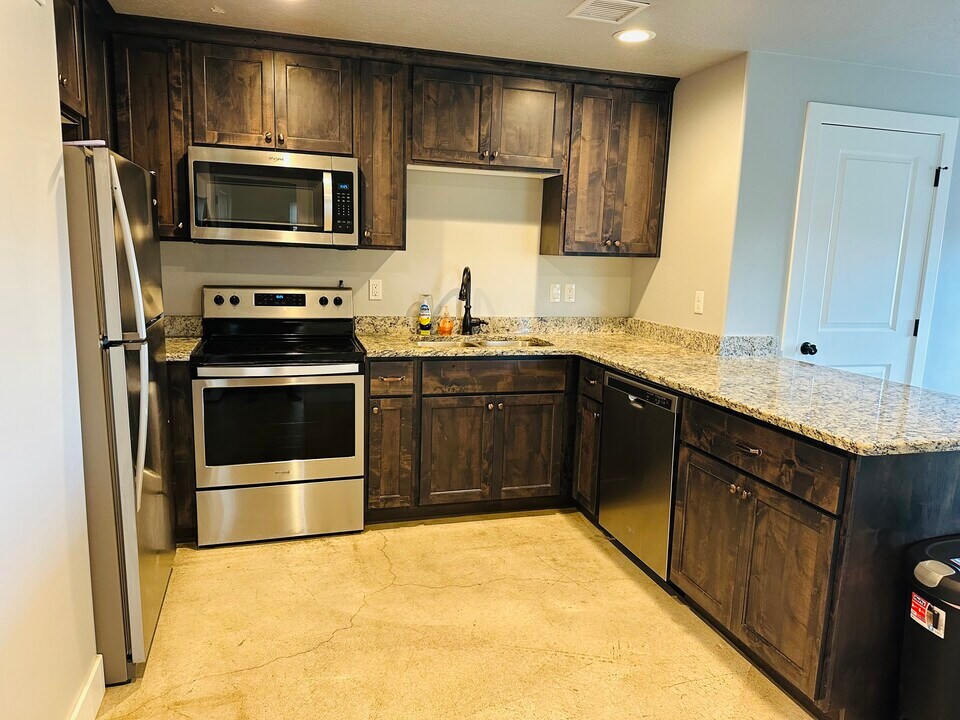 583 N 400 E, Unit B in Pleasant Grove, UT - Building Photo