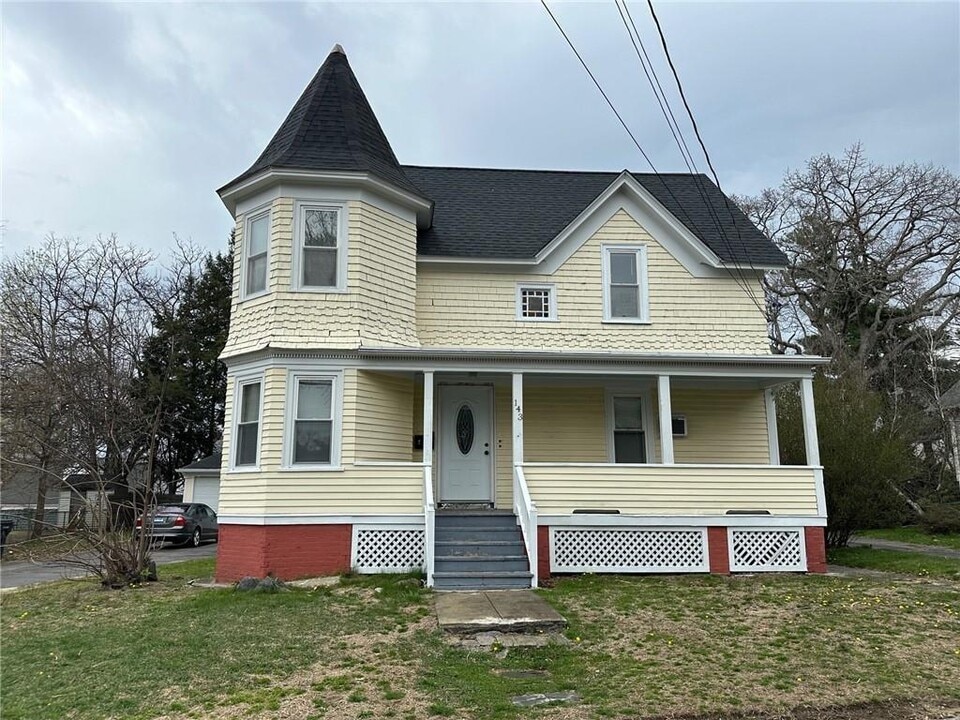 143 Blackamore Ave in Cranston, RI - Building Photo
