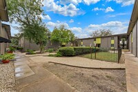 Hidden Gardens in Austin, TX - Foto de edificio - Building Photo