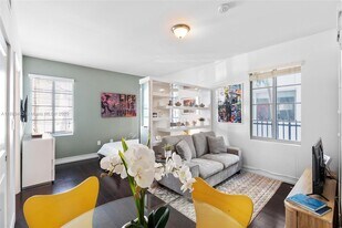 621 11th St in Miami Beach, FL - Building Photo