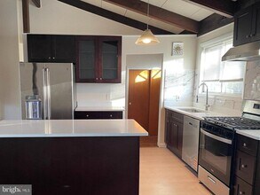 6704 Old Chesterbrook Rd in McLean, VA - Building Photo - Building Photo