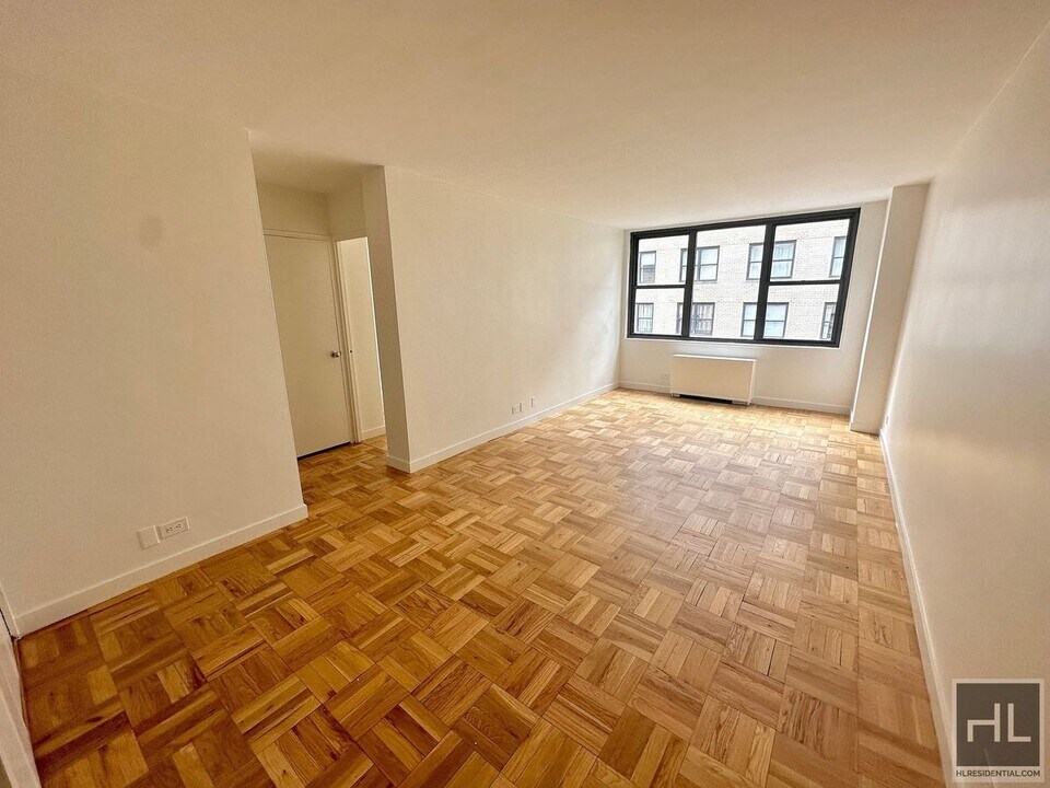 EAST 49 STREET in New York, NY - Building Photo