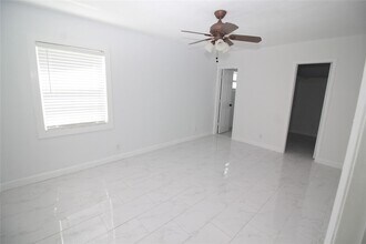 160 SW 127th Ave in Plantation, FL - Foto de edificio - Building Photo