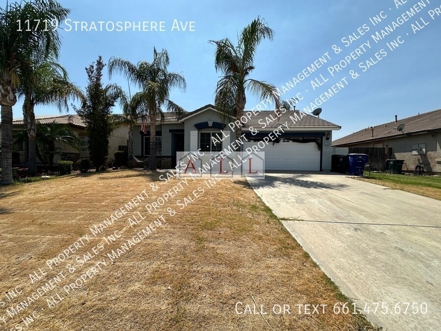 11719 Stratosphere Ave in Bakersfield, CA - Building Photo