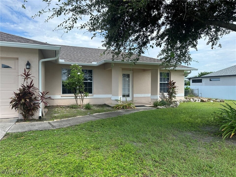 1905 SW 16th Terrace in Cape Coral, FL - Building Photo