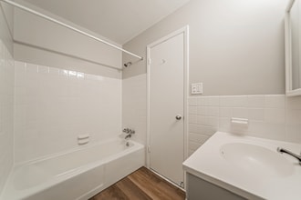 Wynwood Apartments in Mayfield Heights, OH - Foto de edificio - Building Photo