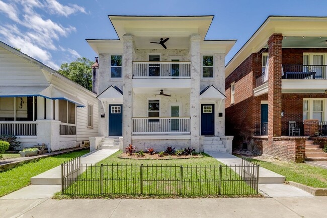 property at 905 E Park Ave