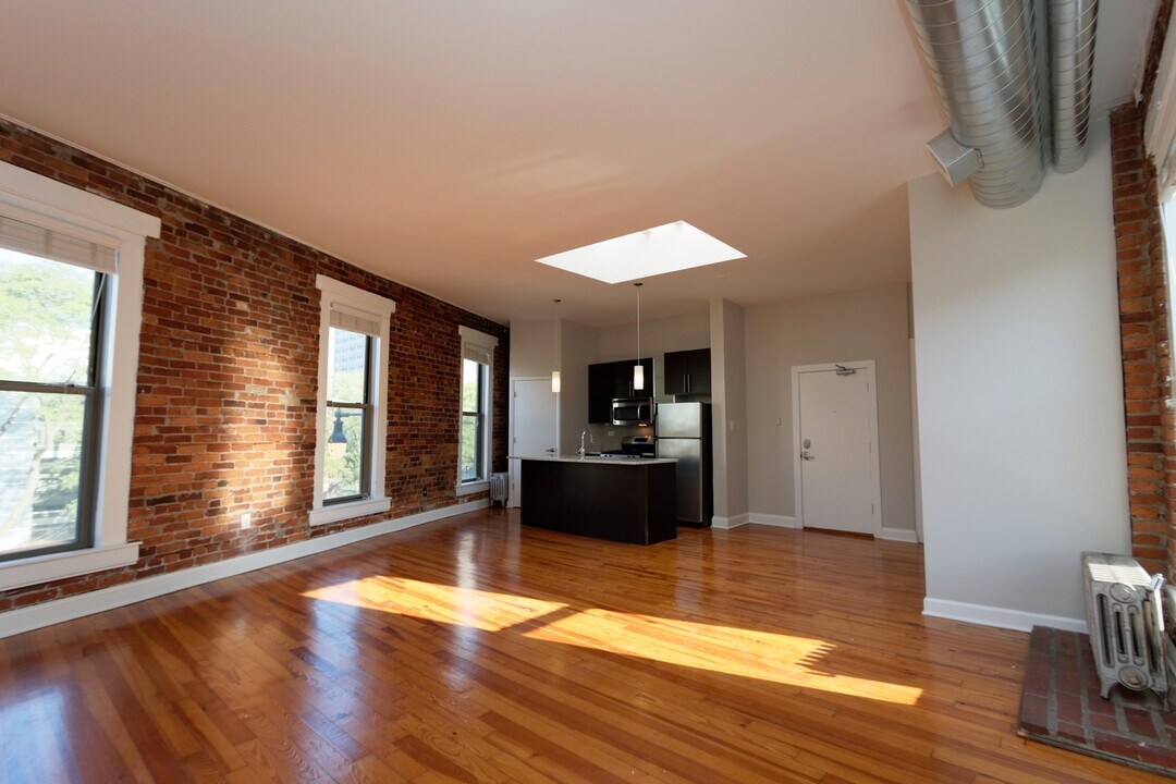 2220 N Clark St in Chicago, IL - Building Photo