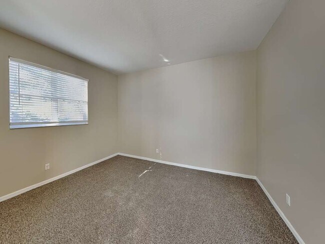 6610 Colonial Lake Dr in Riverview, FL - Building Photo - Building Photo