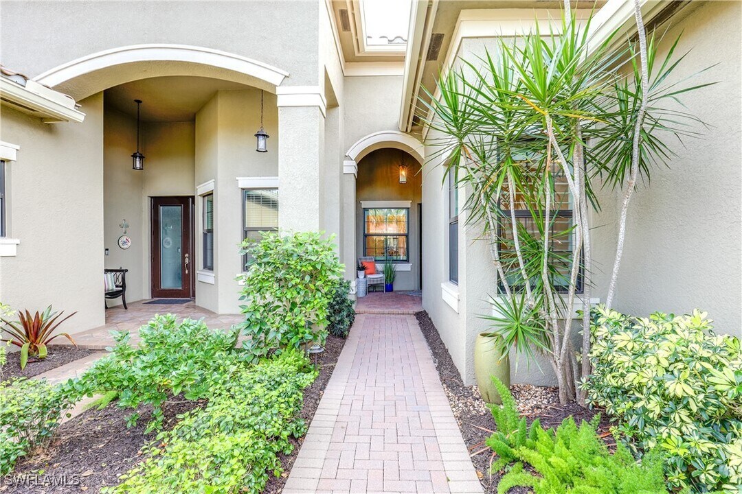 13435 Silktail Dr in Naples, FL - Building Photo