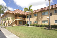 Infinity Lakeside in Lauderdale Lakes, FL - Building Photo - Building Photo