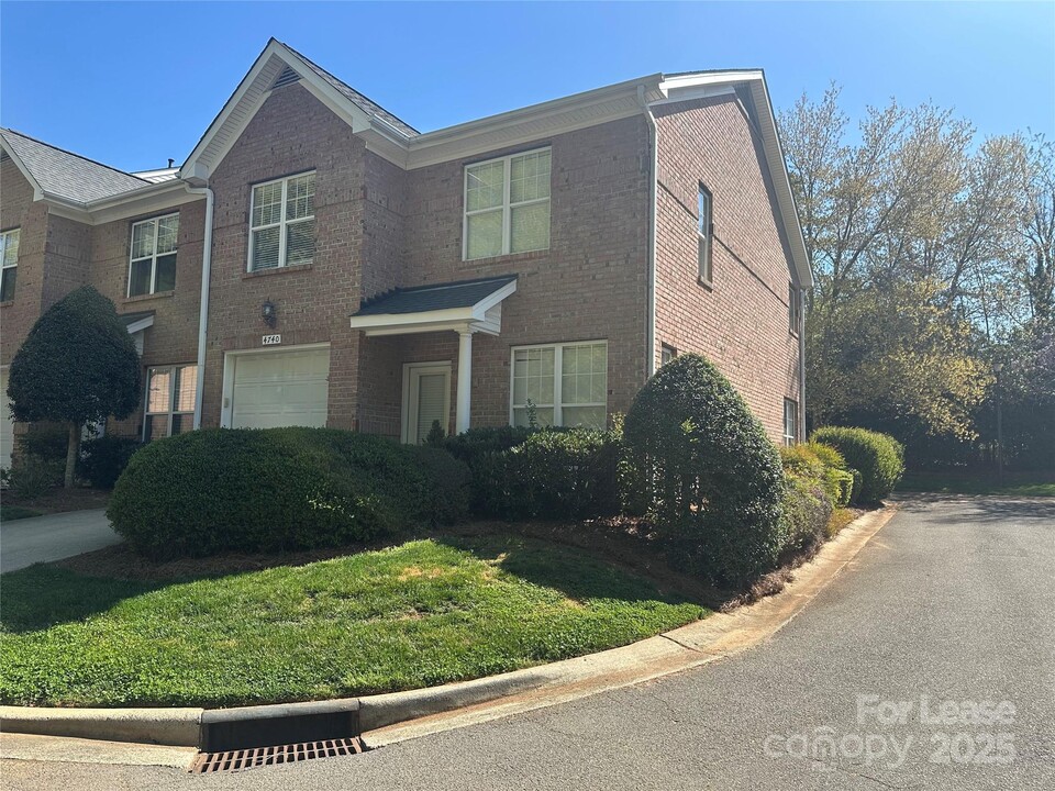 4740 Hunter Crest Ln in Charlotte, NC - Building Photo