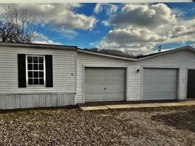 141 Stonecreek Rd NW in New Philadelphia, OH - Building Photo