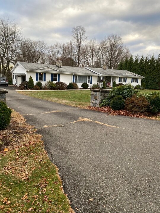 5 Meadow Wood Rd in Trumbull, CT - Building Photo