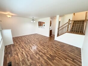 652 Lincoln Station Dr in Oswego, IL - Building Photo - Building Photo