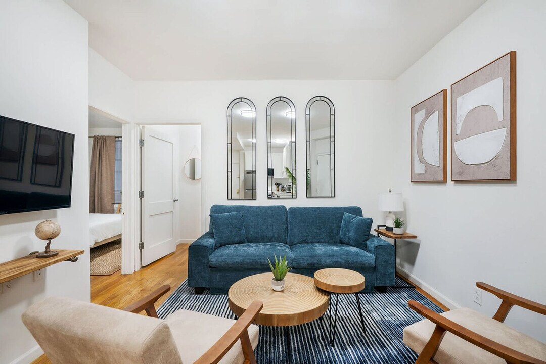 319 E 109th St in New York, NY - Building Photo