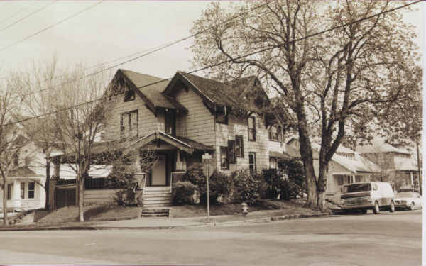 3011 SE Taylor St in Portland, OR - Building Photo