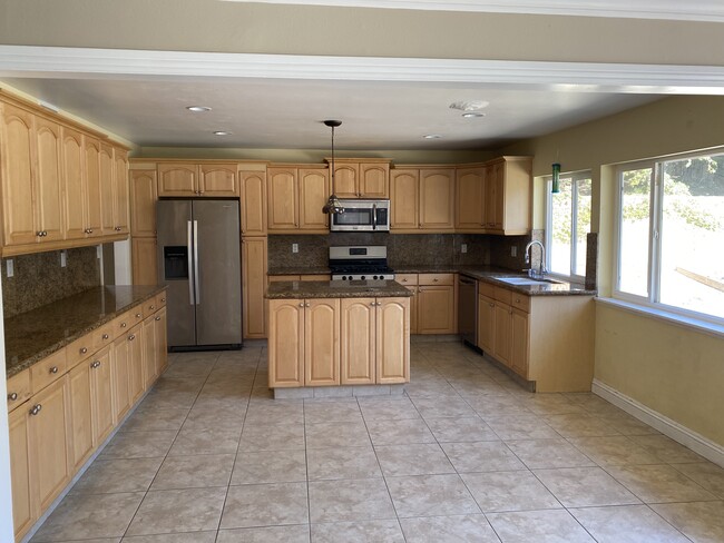 19811 Hiawatha St in Chatsworth, CA - Building Photo - Building Photo