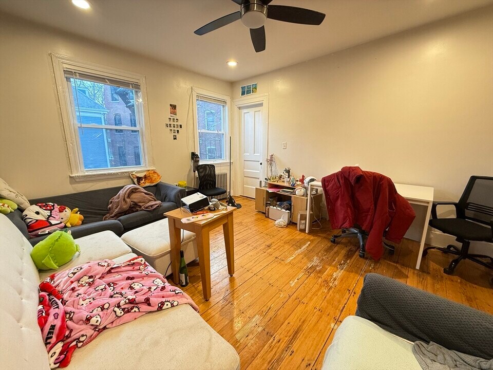 21-21A Highland St in Boston, MA - Building Photo