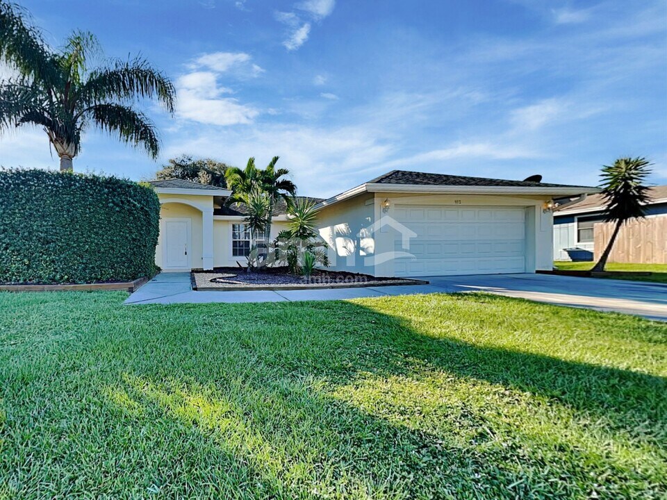 932 SW Gwendolen Terrace in Port St. Lucie, FL - Building Photo