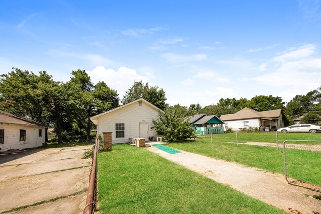 property at 906 SW G Ave
