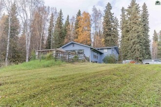 1893 Woodbine Dr in Fairbanks, AK - Foto de edificio - Building Photo