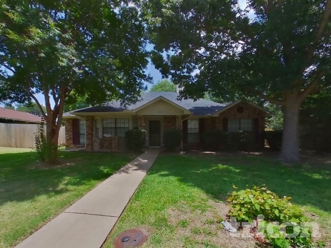 1029 Twin Falls Dr in Desoto, TX - Foto de edificio - Building Photo