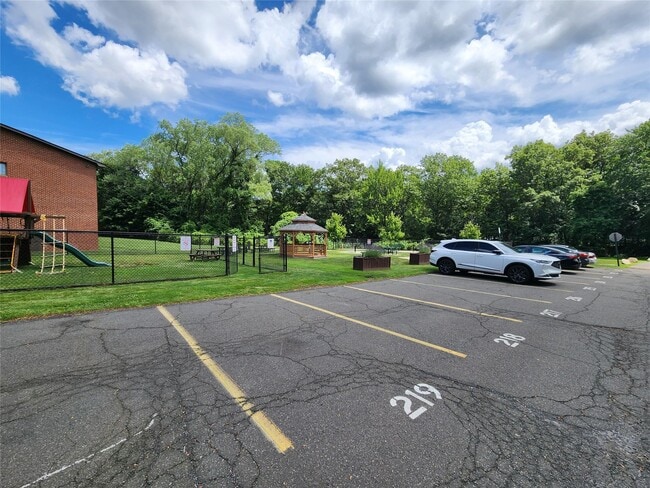8 Charles Ln in Pomona, NY - Building Photo - Building Photo