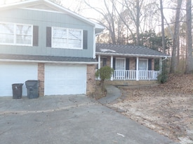 975 Daisy Ct NW in Lawrenceville, GA - Building Photo