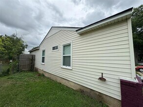 2318 Fenwick Dr in Dallas, TX - Foto de edificio - Building Photo