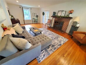 209 Vineyard Rd in Hamden, CT - Foto de edificio - Building Photo