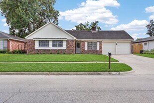 11239 Carvel Ln in Houston, TX - Building Photo
