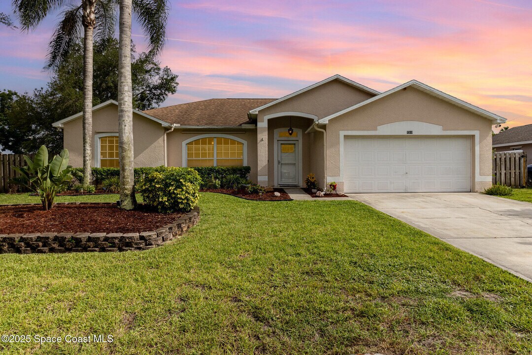 1510 Gardenton St NW in Palm Bay, FL - Foto de edificio