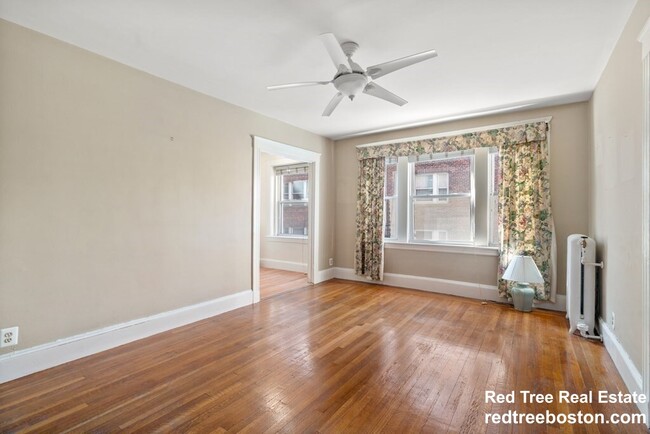 1607 Commonwealth Ave, Unit 12A in Boston, MA - Building Photo - Building Photo