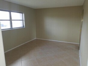 5725 Fernley Dr E in West Palm Beach, FL - Building Photo - Building Photo