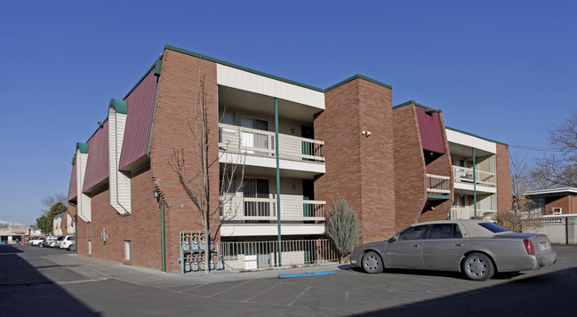 Villa Charmont Apartments in Salt Lake City, UT - Building Photo - Building Photo