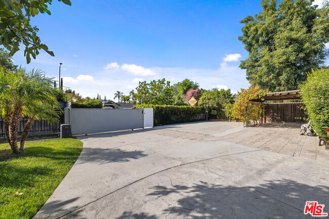 6308 Lindley Ave in Los Angeles, CA - Building Photo - Building Photo