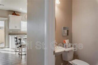 1001 W Curly Hollow Dr in Saint George, UT - Foto de edificio - Building Photo