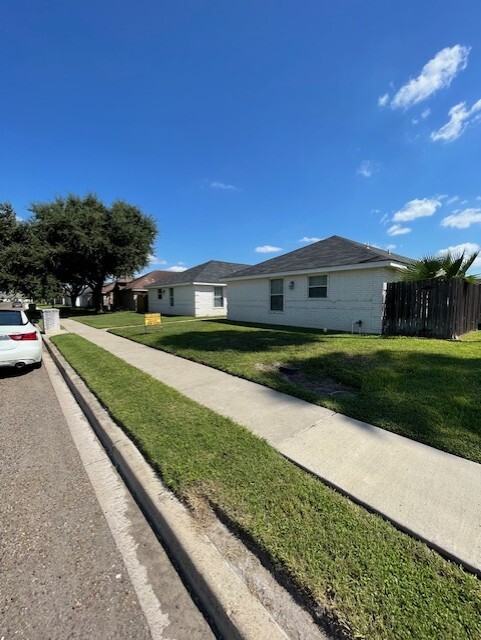 918 English Ave in Edinburg, TX - Foto de edificio