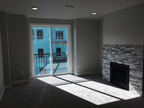 4961 Main St, Unit 418 in Tacoma, WA - Foto de edificio - Building Photo