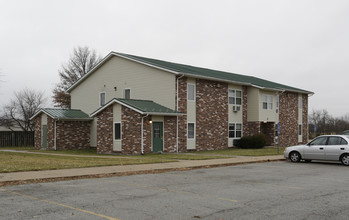 Oak Grove Estates in Oak Grove, MO - Foto de edificio - Building Photo