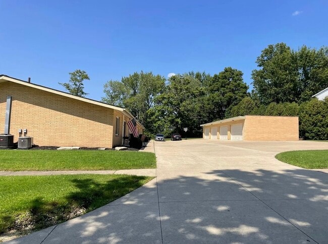 8396 N Akins Rd in North Royalton, OH - Building Photo - Building Photo