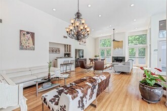 47 Legend Ln in Houston, TX - Building Photo - Building Photo