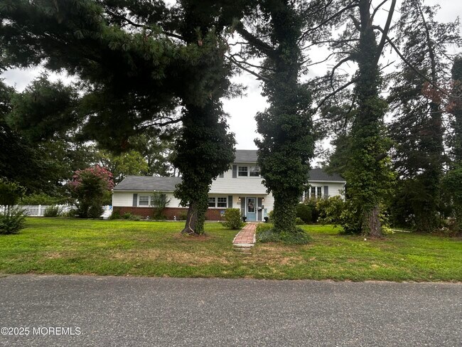 12 Winston Dr in Middletown, NJ - Building Photo - Building Photo