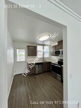 5821 SE Knapp St in Portland, OR - Foto de edificio - Building Photo